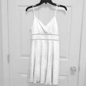 ❤️3/$15 White Sleeveless V-Neck Mini Sundress